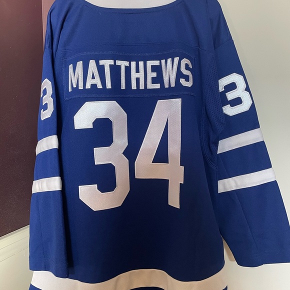 Maple Leafs jersey, Matthews - Picture 2 of 6